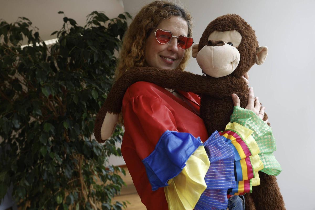 DULCE VICTORIA  ABRAZA AL MONO "MATÍAS" EN LA SELVA.