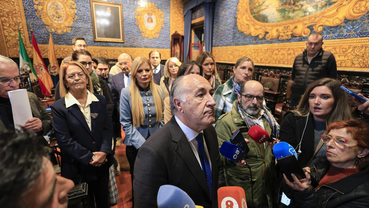 El alcalde de Algeciras, José Ignacio Landaluce, atiende a los medios arropado por su equipo de gobierno, este viernes.