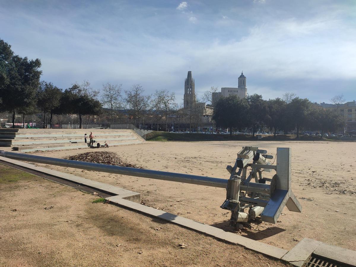 El fanal, a terra, esperant el nou emplaçament.
