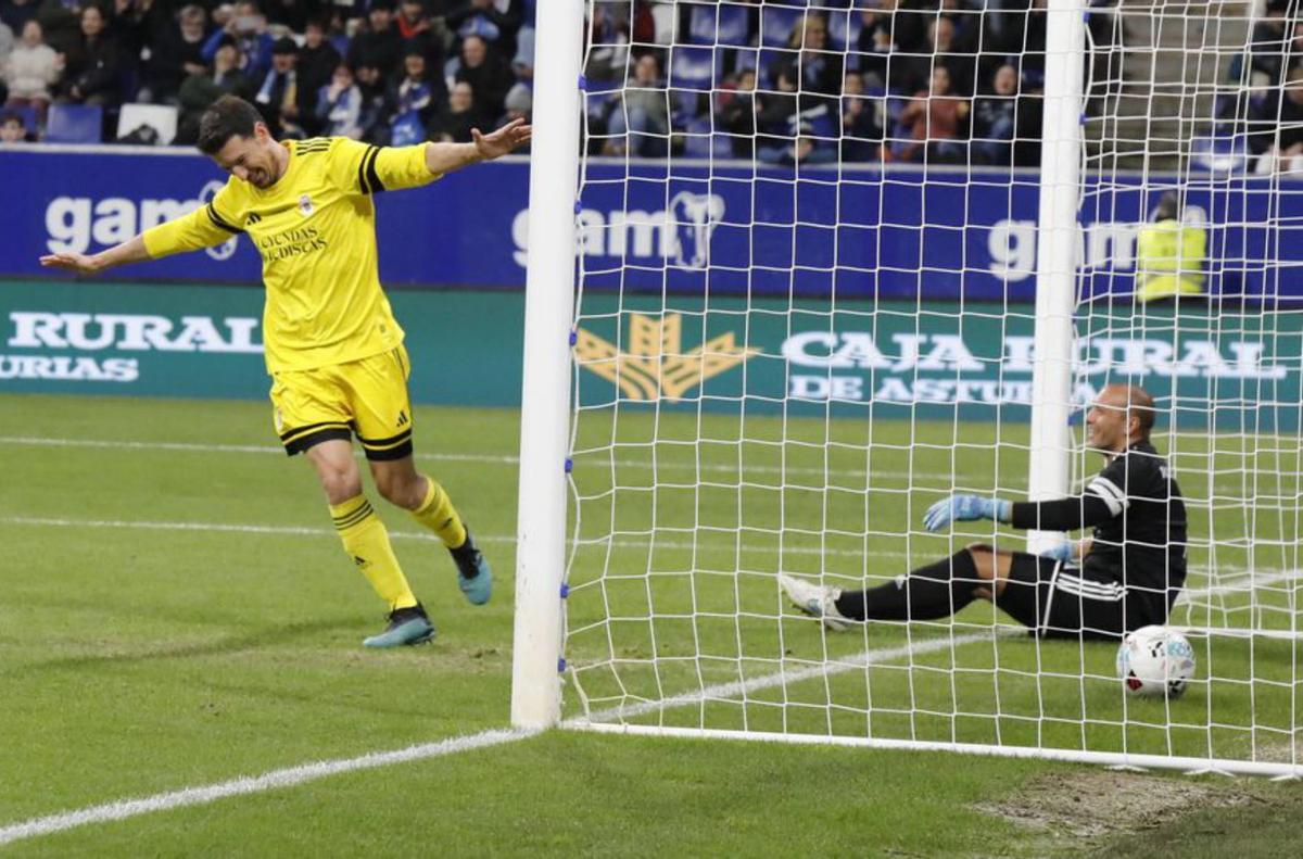 En las imágenes  de izquierda a  derecha, Iván Ania y Dely Valdés. Toché celebra un gol ante Heres. Chepo de la Torre con Tomás, detrás. Cazorla saluda a la grada.  Aficionados, con pancartas de apoyo a Susaeta y Verdés.