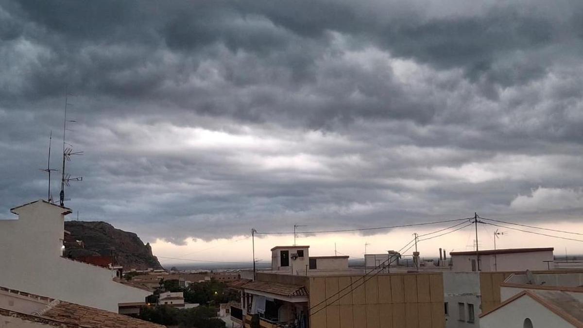 El cielo se ha puesto negro de repente. Imagen tomada en Xàbia