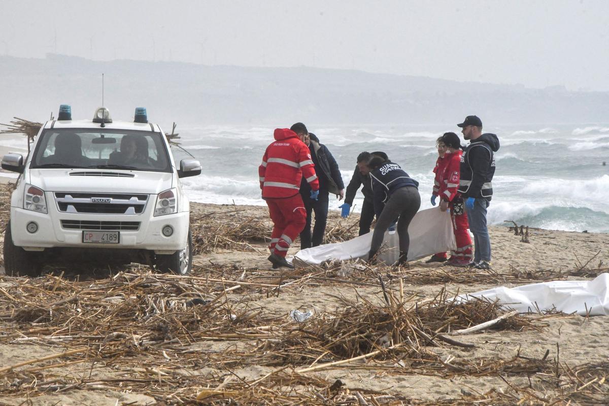 Al menos 40 personas han muerto, entre ellos varios niños, al naufragar una barca con 250 migrantes a bordo cerca de la costa de la región italiana de Calabria, en el sur del país. Decenas de cuerpos han sido encontrados en las playas de Steccato di Cutro, un balneario en la provincia de Crotone, y otros más han sido vistos en el mar.