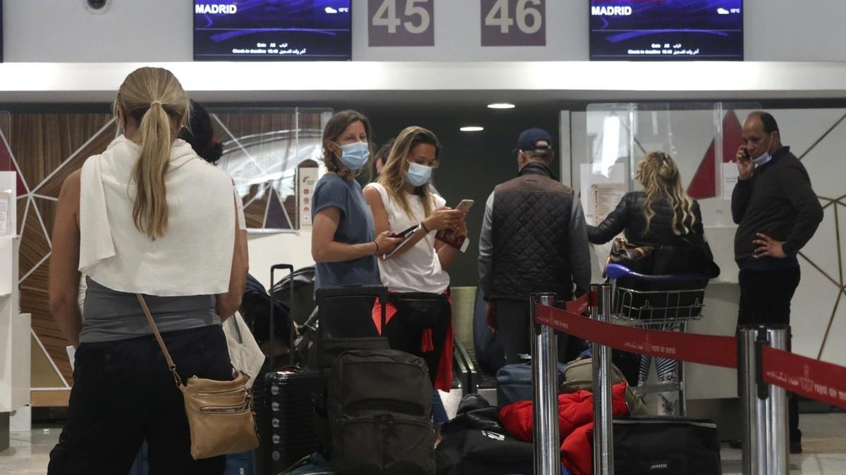 Españoles a la espera de embarcar en el aeropuerto de Casablanca.