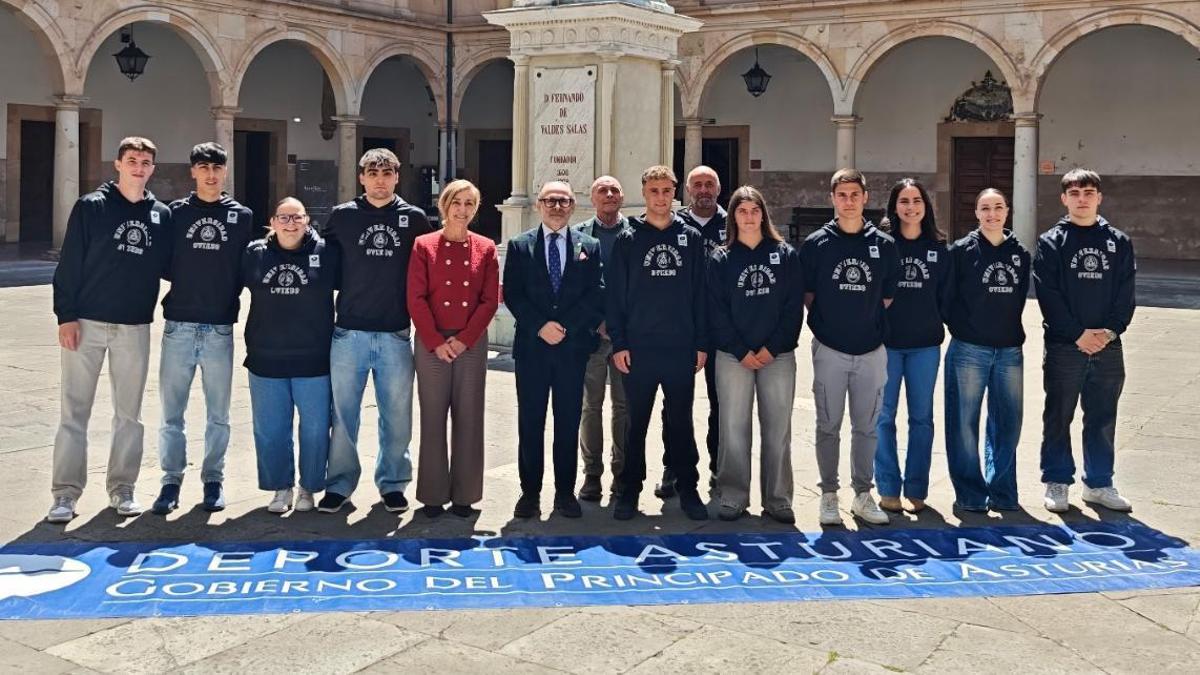 Pela izquierda, Rubén Naya, plata en saltu d'altura; Jaime Bueno, campeón d'España de 10.000 metros sub23; María Rodríguez, plata en yudu; Marcos Serrano, bronce en yudu; Marta Mateo, vicerrectora d'Extensión Universitaria y Proyección Cultural; Ignacio Villaverde, rector; Javier Fernández Río, direutor d'área de Deportes; Mateo Vázquez, oru por equipos y plata en logboard (surf); Rubén López, entrenador del equipu de surf; Kenia López, oru por equipos, plata en longboard y oru en tabla corta (surf); Daniel Otero, bronce en skiff individual (remu); Irene Fernández, plata en kárate; Eva Otero, plata en kárate, y Rubén Arenas Zapata, bronce en kárate.