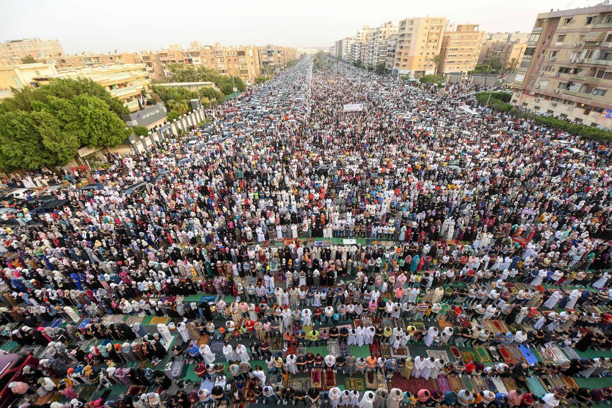 Una vista aérea de musulmanes rezando el El Cairo.