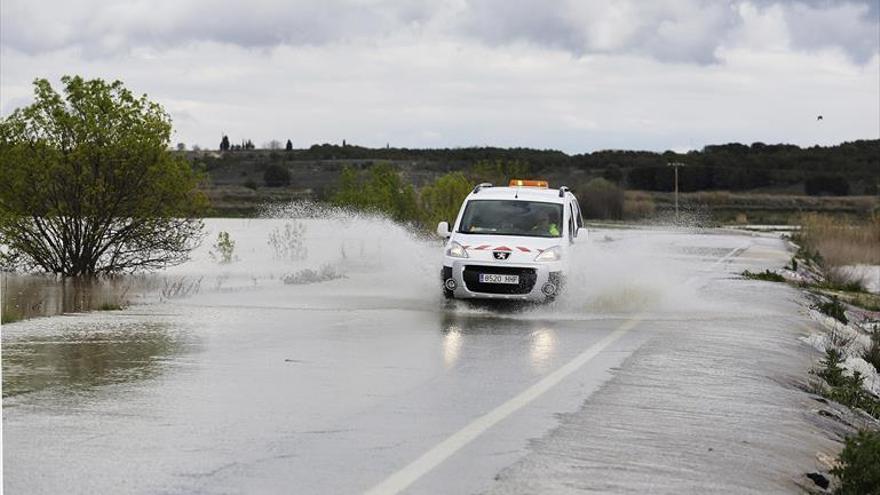 El agua obliga a cerrar una decena de vías en Zaragoza