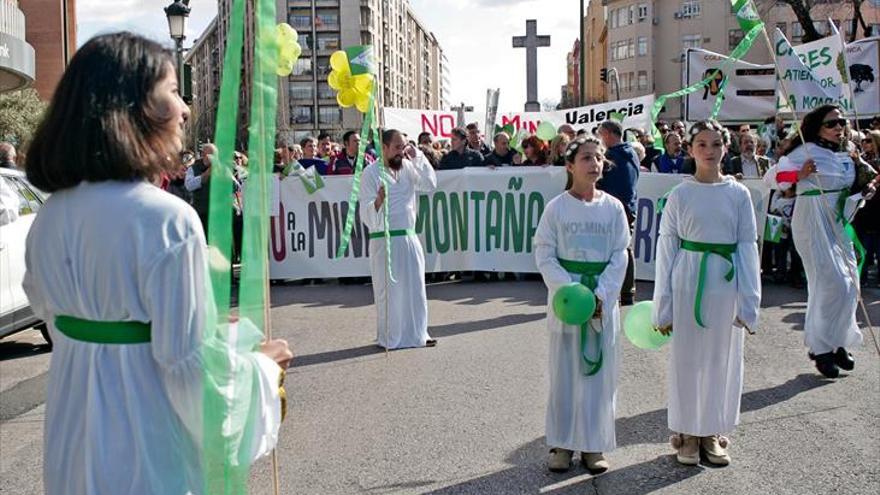 Unas 2.200 personas piden que se ponga fin al proyecto de la mina