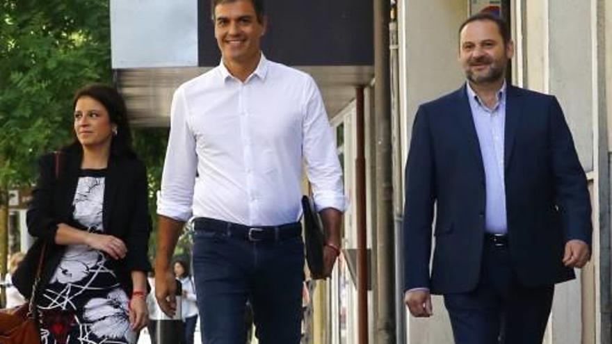 Sánchez, arribant a la seu del PSOE amb Lastra i Ábalos.