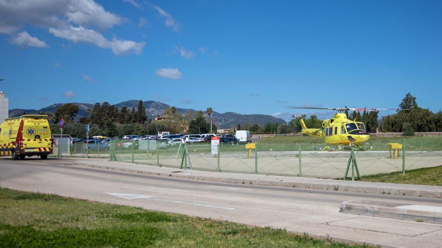 Uno de los helicópteros medicalizados del 061, en el helipuerto del hospital de Son Espases. | PERE JOAN OLIVER