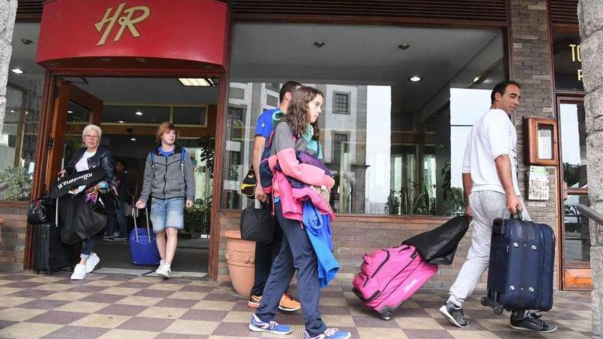 Turistas a la salida de un hotel en A Coruña.