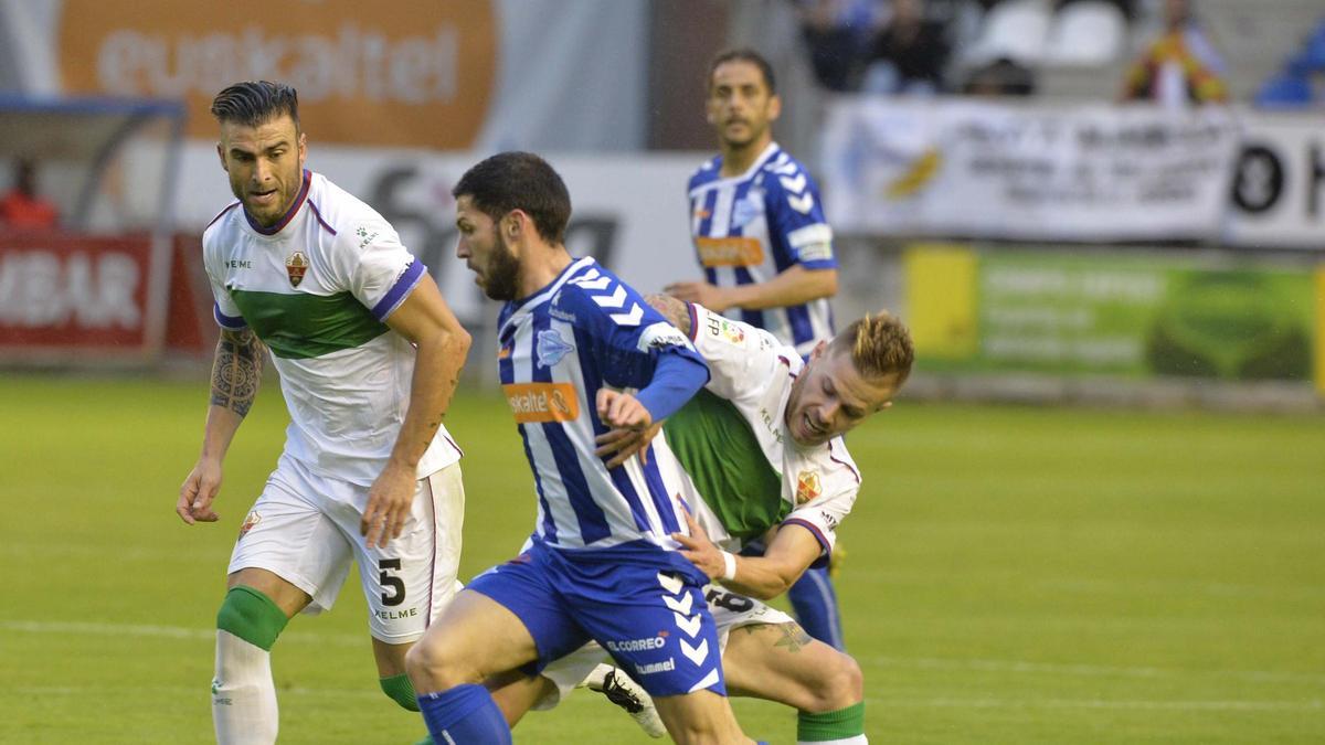 Un lance del último Alavés-Elche, disputado el 23 de abril de 2016 en Segunda, que acabó 0-0.