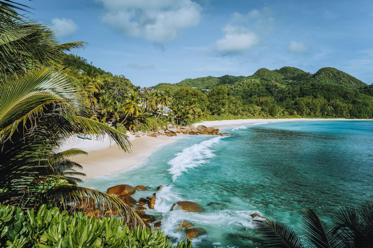 Anse Intendance, ubicada en la costa sur de la isla de Mahé en las Seychelles, es una playa salvaje de arena blanca famosa por sus aguas turquesas y su exuberante vegetación