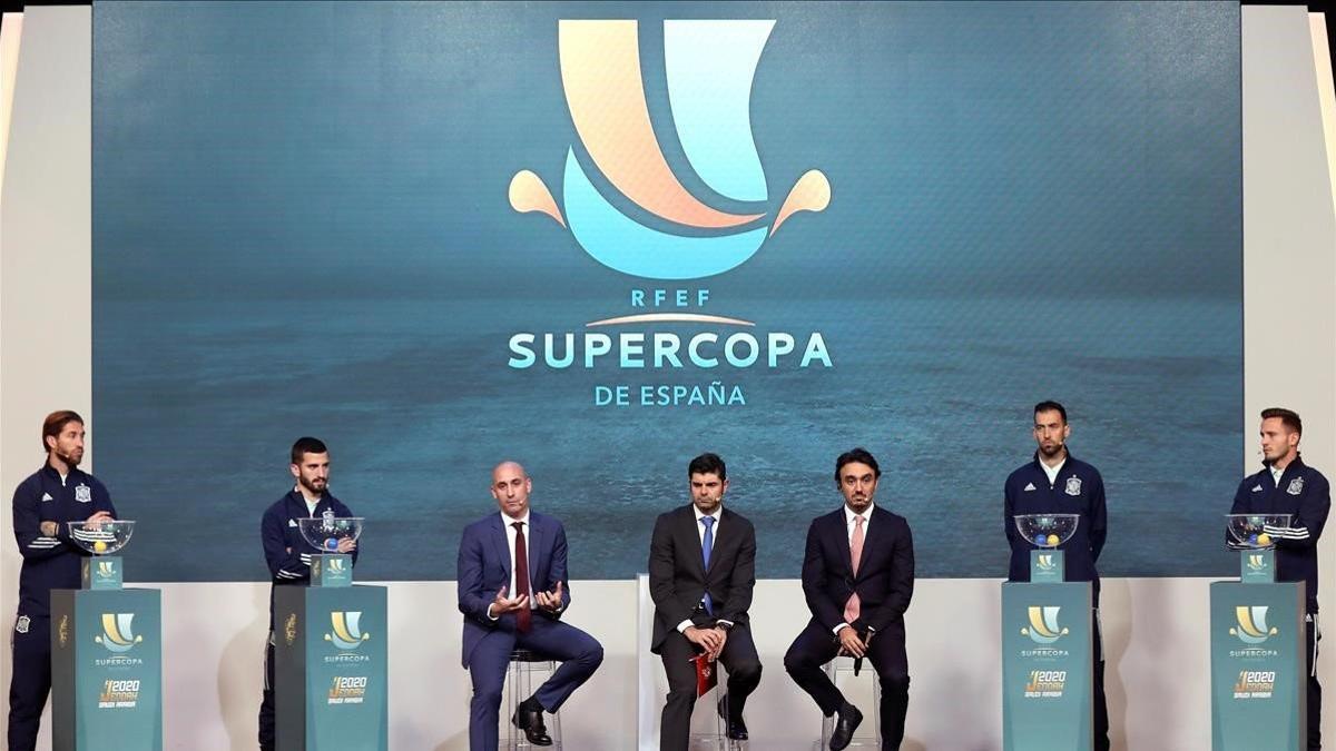 Ramos, Gayà, Rubiales, Bin Turki Alfaisal, Busquets y Saúl, en la presentación de la nueva Supercopa.