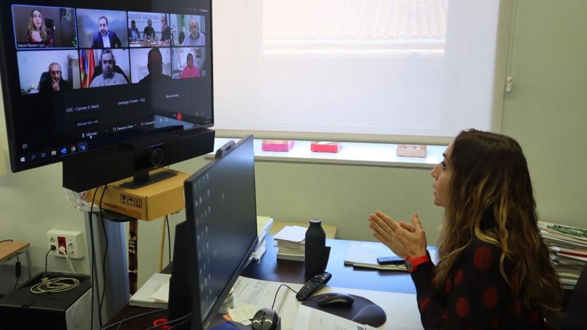 Isaura Navarro dialogando con las diferentes organizaciones.