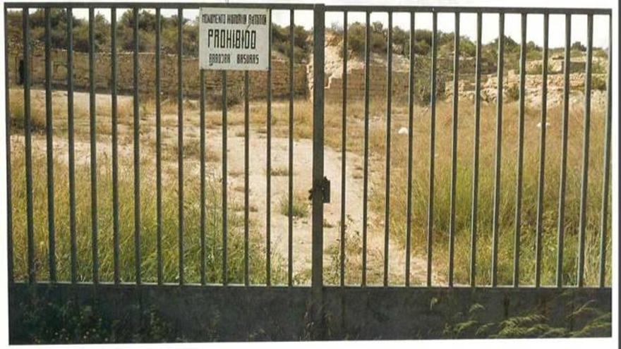 La puerta de Lucentum por la Chicharra en los 80, con el cartel «Monumento Histórico Artístico. Prohibido arrojar basuras».