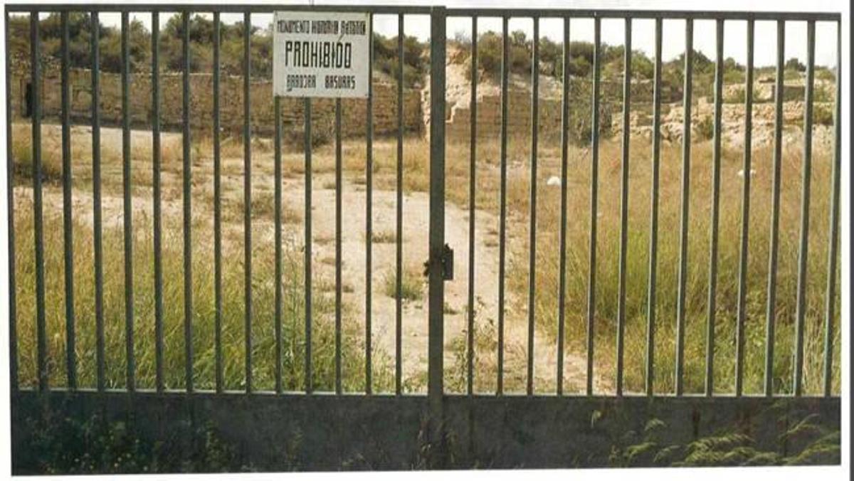 La puerta de Lucentum por la Chicharra en los 80, con el cartel «Monumento Histórico Artístico. Prohibido arrojar basuras».