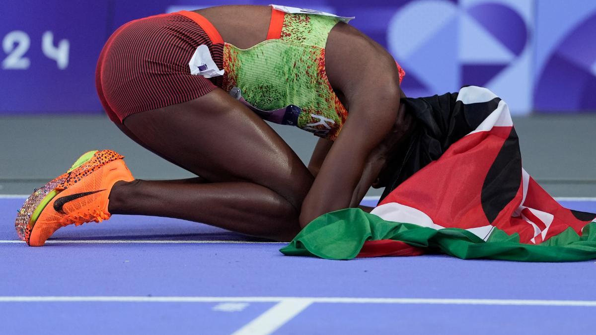 Kipyegon, con la bandera de Kenia en plena celebración