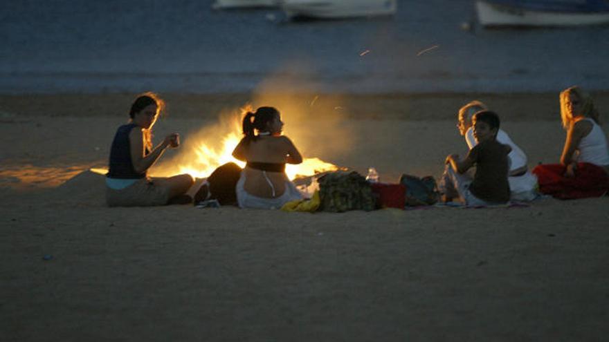 Hogueras en la playa de Las Teresitas, en Santa Cruz de Tenerife.