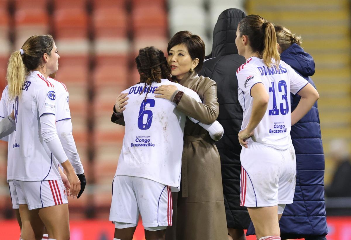 Melchie Dumornay, del Lyon, es felicitada por Michele Kang, durante un partido de Champions.