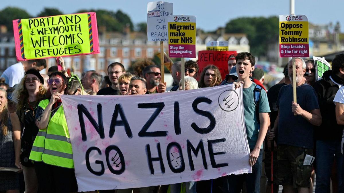 Manifestació antifeixista a Weymouth, al sud d’Anglaterra. | JUSTIN TALLIS / AFP Manifestació antifeixista a Weymouth, al sud d’Anglaterra. | JUSTIN TALLIS / AFP