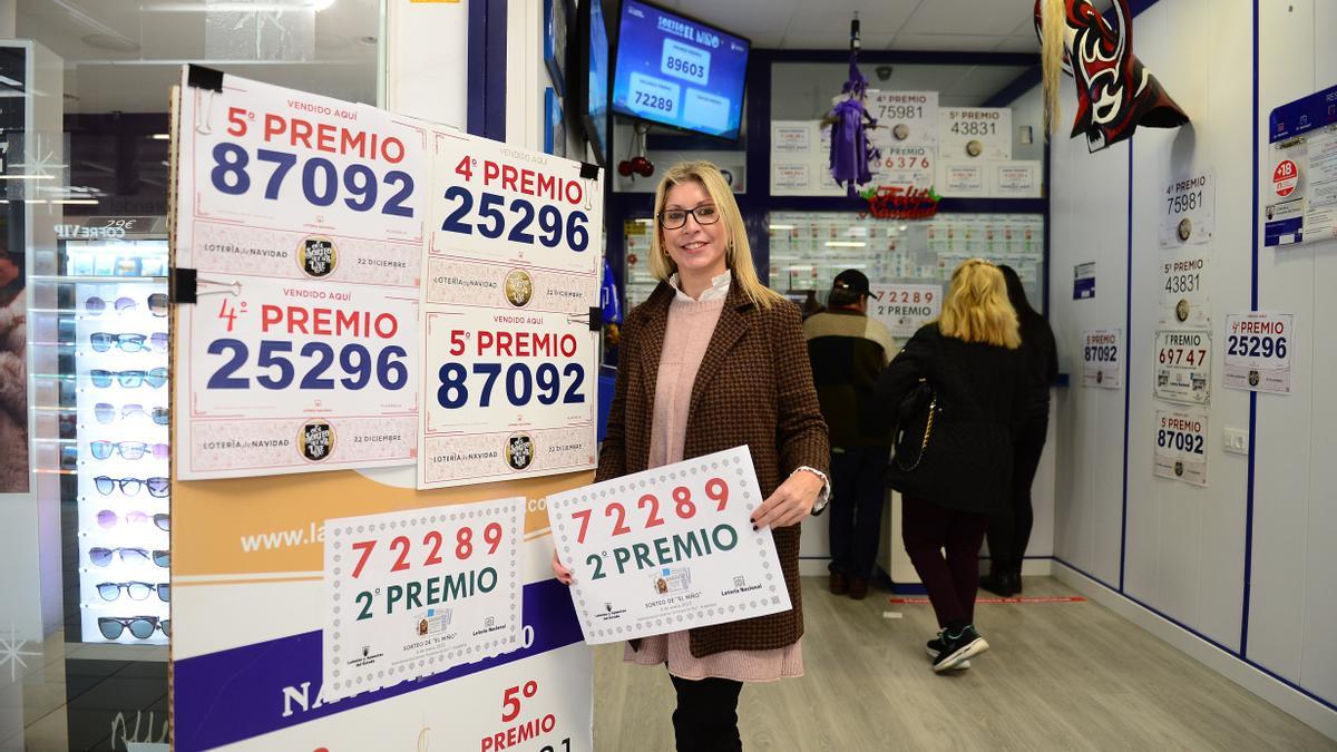 María Sonia Fernández, con todos los premios que han dado con la lotería estas Navidades.