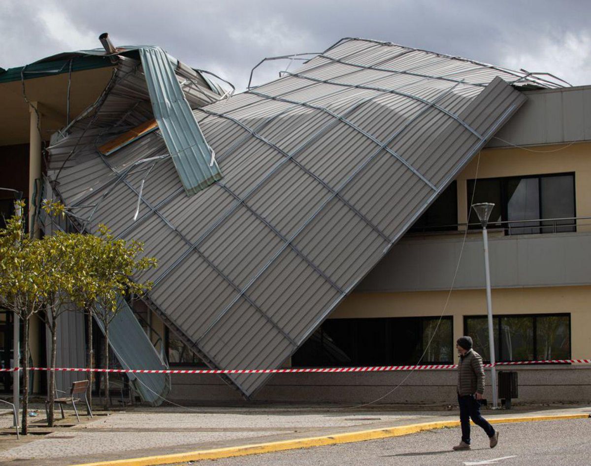 Estado de la cubierta del Concello de Pazos de Borbén tras el temporal Martinho. Marzo 2025. Adrián Irago