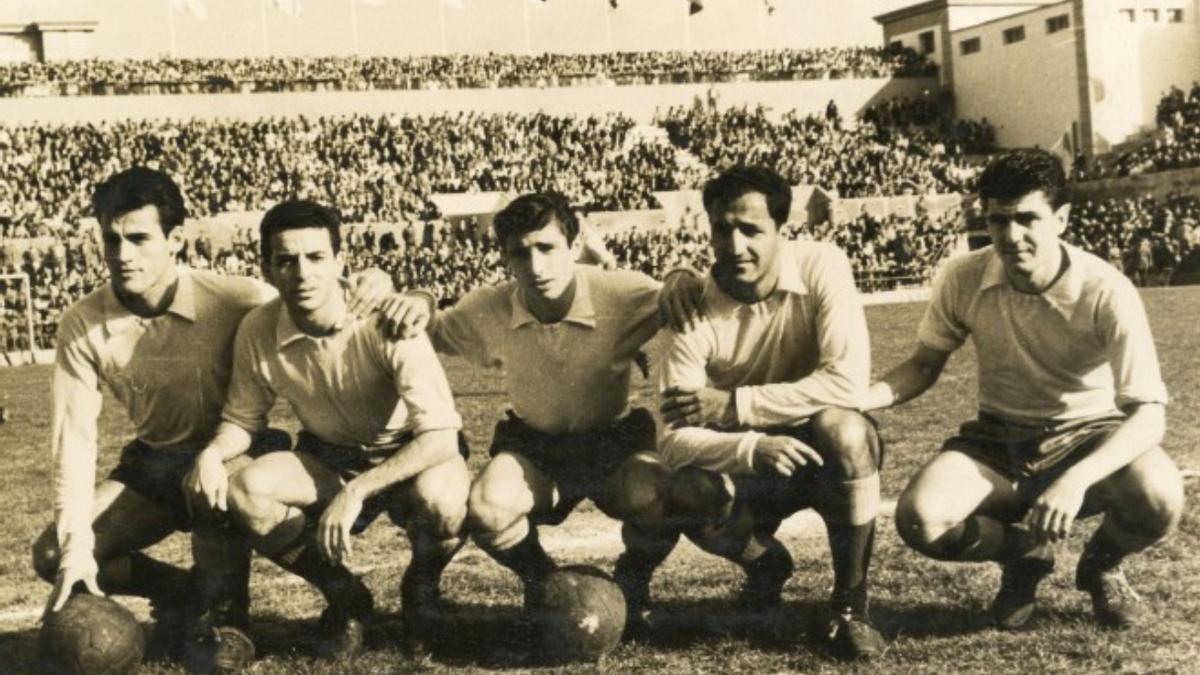 Encuentro de la UD Las Palmas ante el Atlético de Madrid en el Estadio Insular en 1958, en la imagen, Felo, Vázquez, Larraz, Silva y Macario.