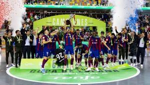 La plantilla del Barça posa con el título