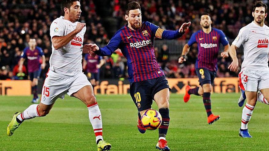 José Ángel trata de detener a Messi.