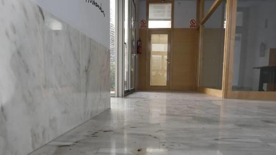 Una imagen tomada desde la puerta del Centro de Estudios Miguel Hernández, que tres meses después de su inauguración se mantiene inactivo.
