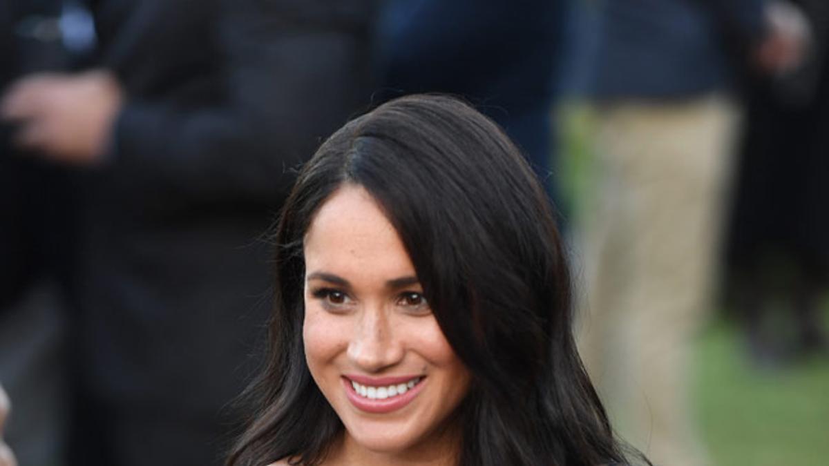 Meghan Markle con vestido de rayas de Martin Gran en África