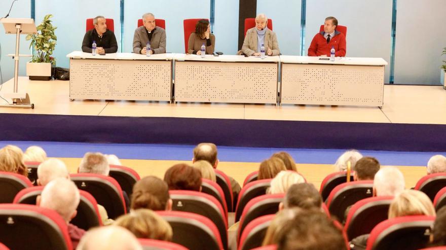 Por la izquierda, Luis López, José Juan Deniz, Yolanda Alonso, Pepa Sanz y Luis Manuel Alonso, durante la mesa redonda celebrada ayer en el pabellón de La Magdalena.   | MARA VILLAMUZA