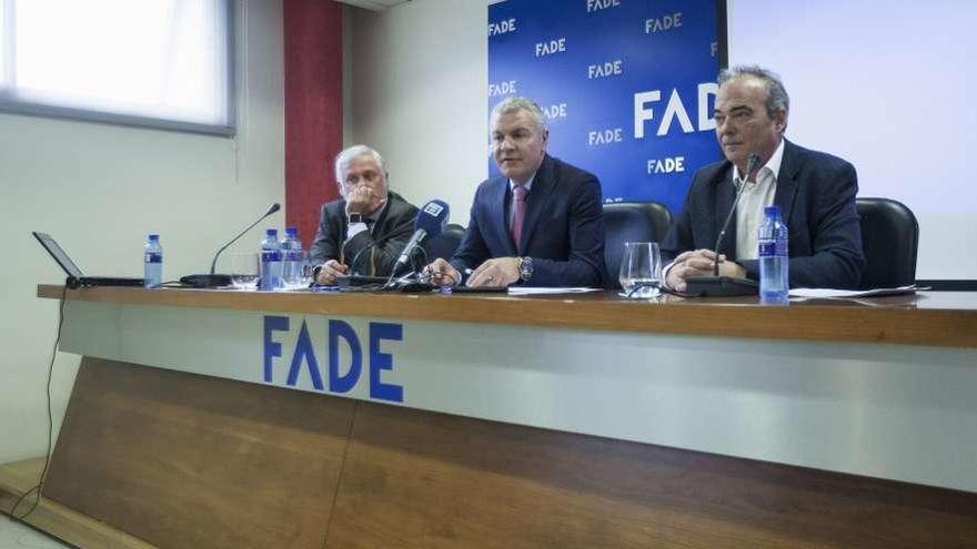 Por la izquierda, Aitor Pérez, Belarmino Feito, presidente de FADE, y Arsenio Alonso.