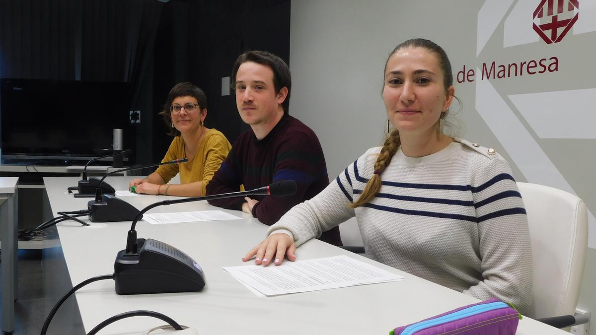 Els regidors de Fem Manresa Roser Alegre, Jordi Trapé i Gemma Boix en roda de premsa, aquesta tarda