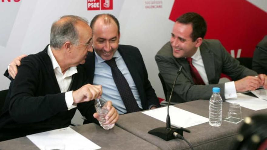 El presidente de Riegos de Levante, Manuel Serrano, dialoga con Alejandro Soler y Jorge Alarte.