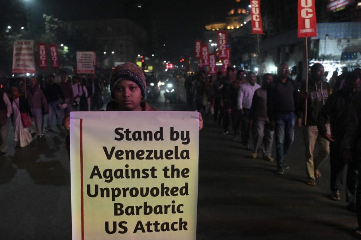 Activistas del Socialist Unity Centre of India protestan contra el reciente ataque de Estados Unidos contra Venezuela en Kolkata, el 3 de enero de 2026.