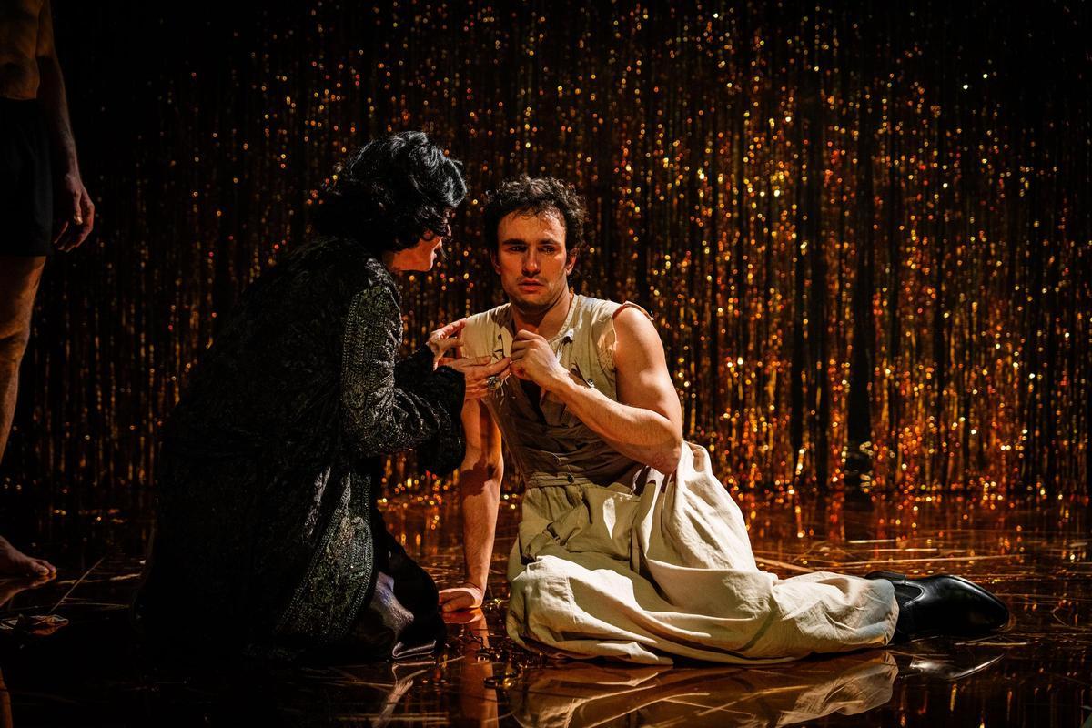 O vigués Alejandro Jato é Hamlet na última produción do Centro Dramático Galego.