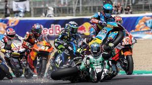 Àlex Márquez (Kalex), a la derecha, con casco azul, salta, vuela, por encima de la moto y el cuerpo del australiano Remy Gardner, sentado ya en la pista tras su caída, en la salida de hoy de Moto2, en Jerez.