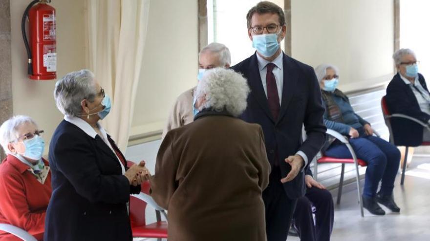 Alberto Núñez Feijóo, en su visita a una residencia de ancianos.  // X. ÁLVAREZ