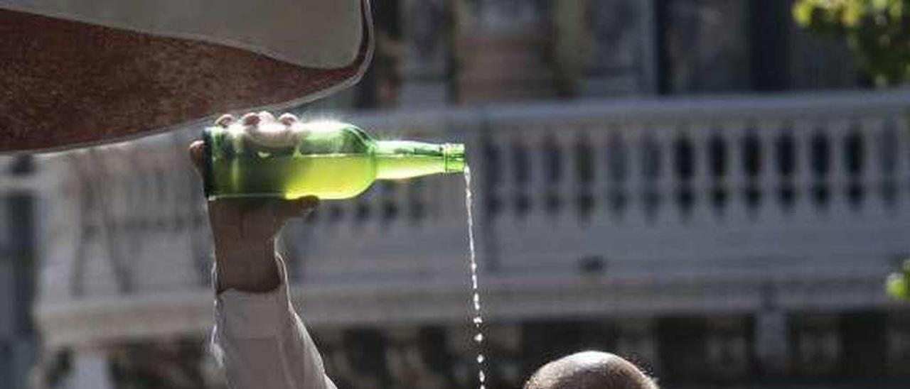 Escanciador de sidra en la ovetense plaza de Porlier.