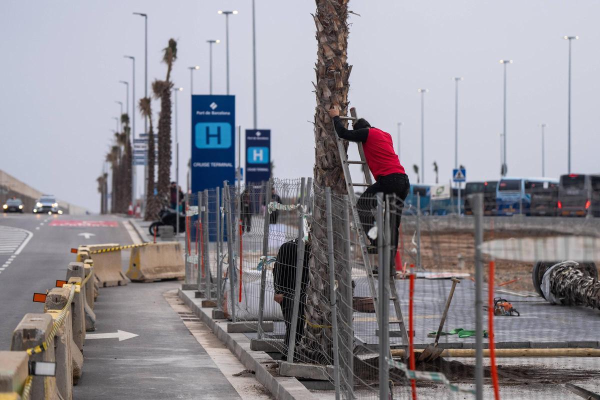 Un operario trabaja en el acondicionamiento del Moll Adossat de cruceros, junto a la terminal H del Port de Barcelona.