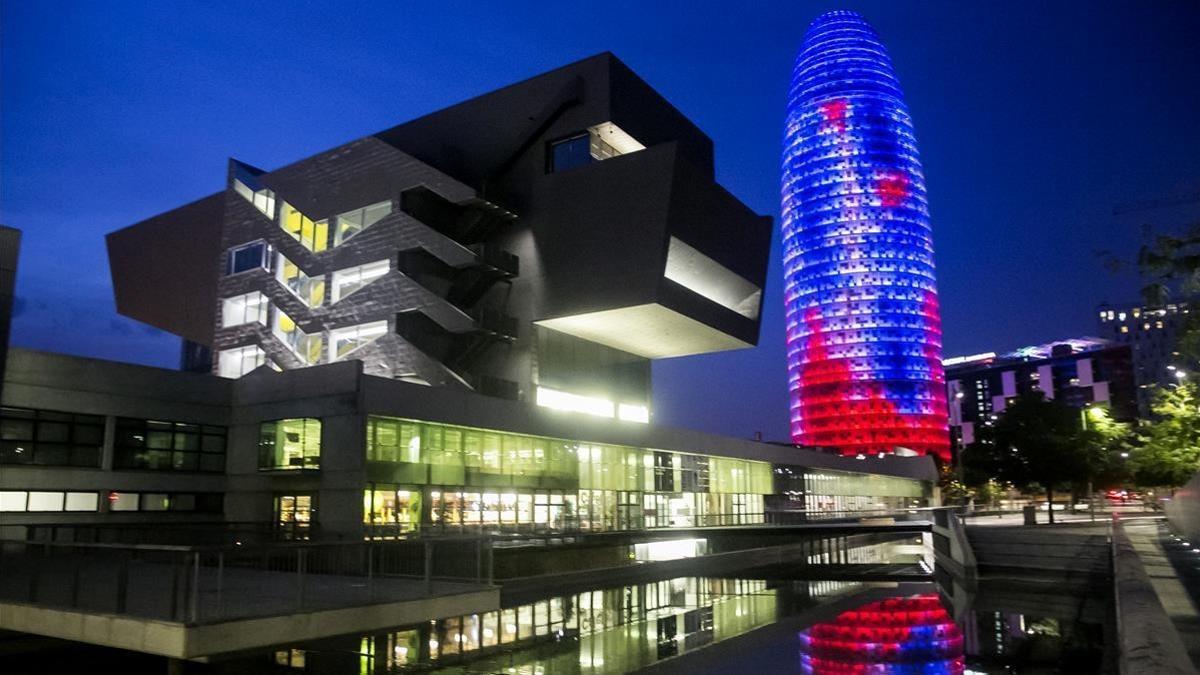 Imagen nocturna de la Torre Glòries.