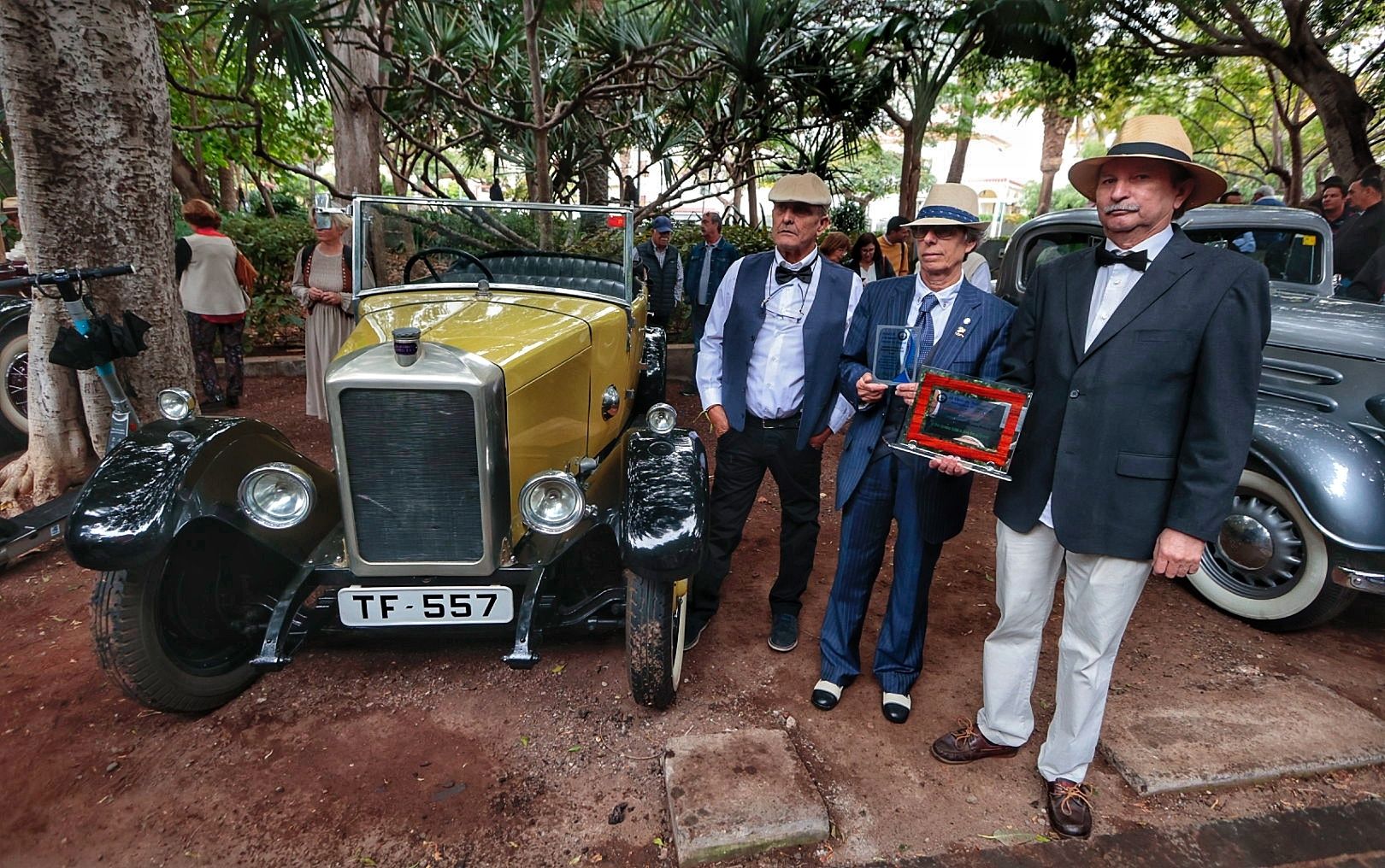 Exhibición de coches antiguos en el Carnaval de Santa Cruz de Tenerife