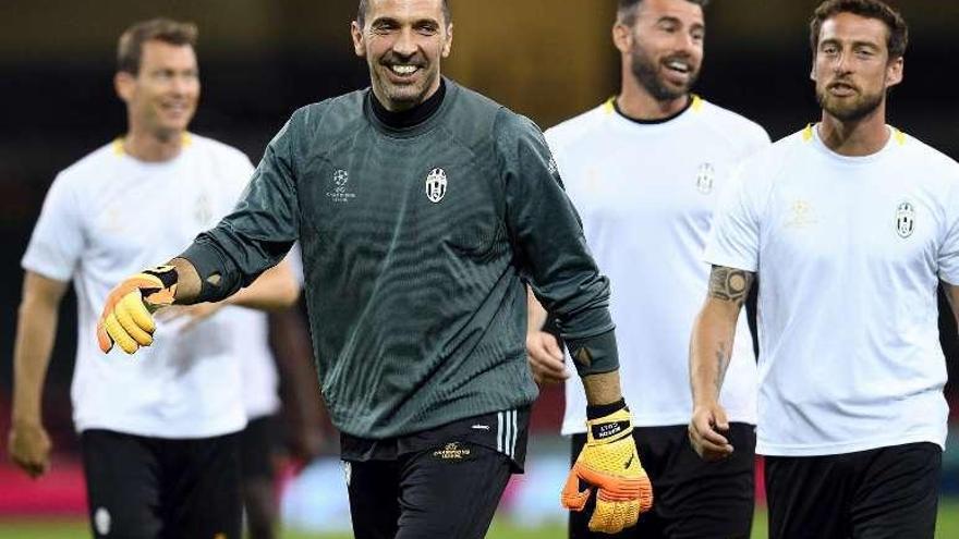 Buffon sonríe ayer en el escenario de la final. // Efe