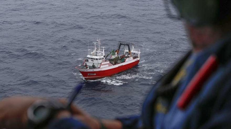 Un arrastrero del Gran Sol entra en el puerto de Burela bajo la mirada de un inspector del &#039;Pesca 2&#039;.