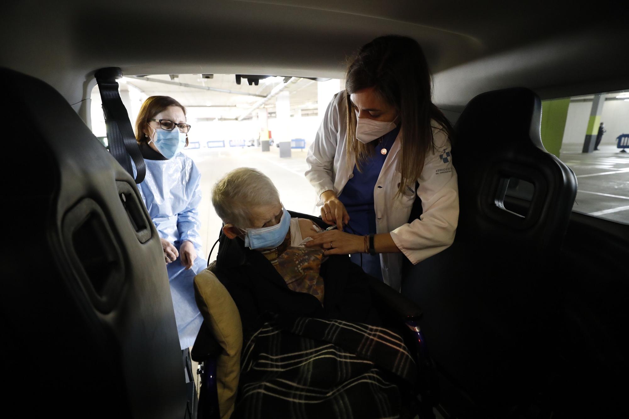 Nueva jornada de vacunaciones masivas en el auto-Vac del HUCA, para vacunarse sin salir del coche