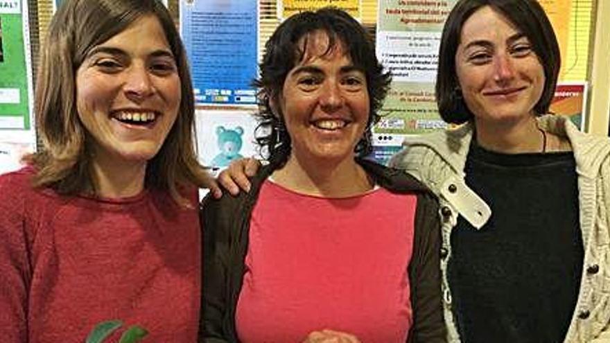 Laia Vendrell i Clàudia Sala amb la tècnica de Joventut del Consell, Neus Baraldés, al mig