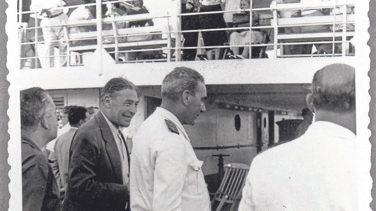 En la imagen Josep Pla se dispone a subir al barco que le llevó a Israel en 1957.