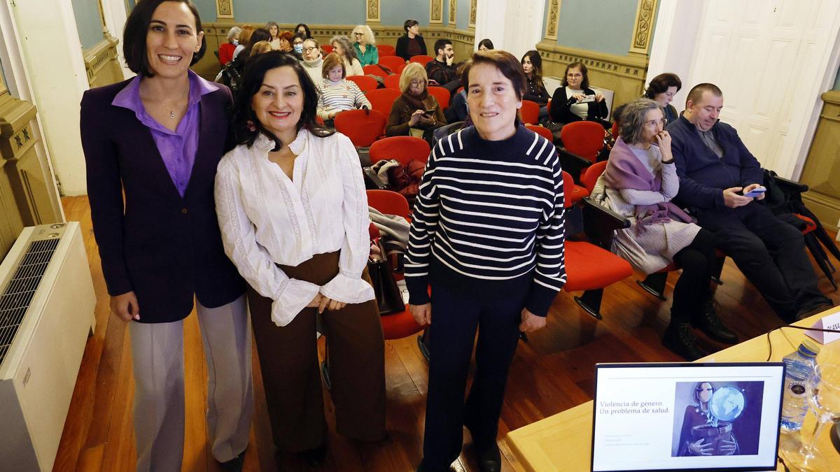 De izq a dcha, Ana Laura Iglesias, Rosana Izquierdo y Luisa Ocampo, durante la conferencia en Casa Galega da Cultura