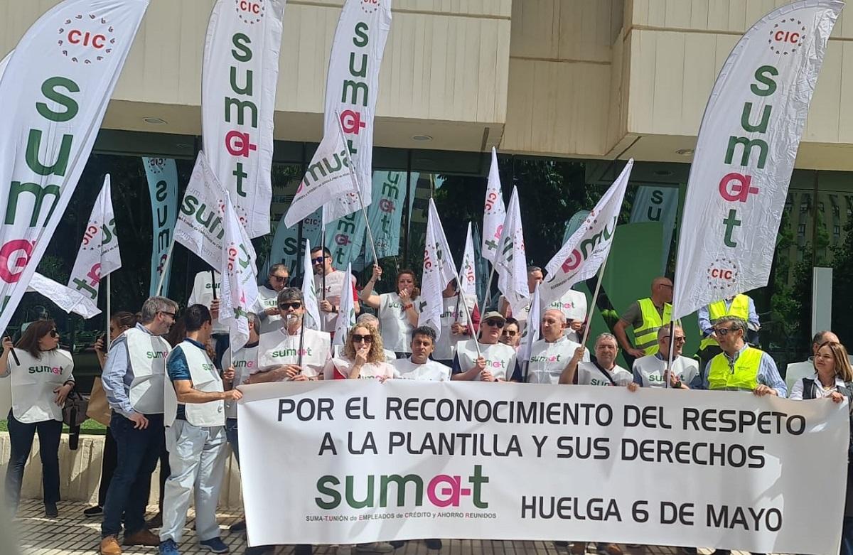 La concentración de protesta de Suma+tm ante la sede central de Unicaja, este lunes en Málaga.